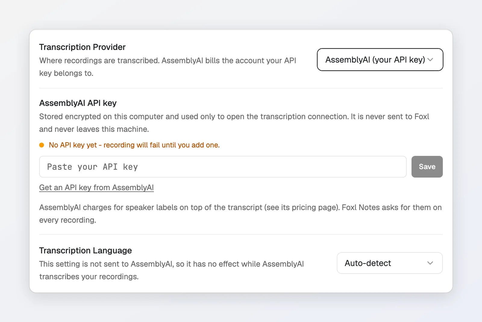 Das Feld AssemblyAI API-Schlüssel in den Aufnahme-Einstellungen von Foxl, leer, mit einer Schaltfläche Speichern.