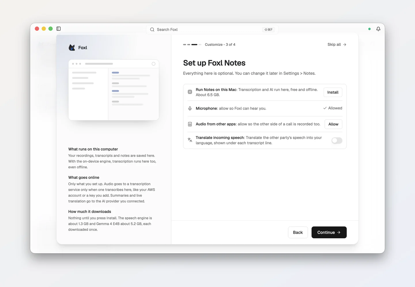 Der Bildschirm Foxl Notes einrichten: Notes auf diesem Mac ausführen, etwa 6,5 GB, mit einer Schaltfläche Installieren; Mikrofon, erlaubt; Ton aus anderen Apps, mit einer Schaltfläche Erlauben; und Eingehende Sprache übersetzen, ausgeschaltet. Der Seitenbereich erklärt, was auf diesem Computer läuft, was online geht und wie viel heruntergeladen wird.