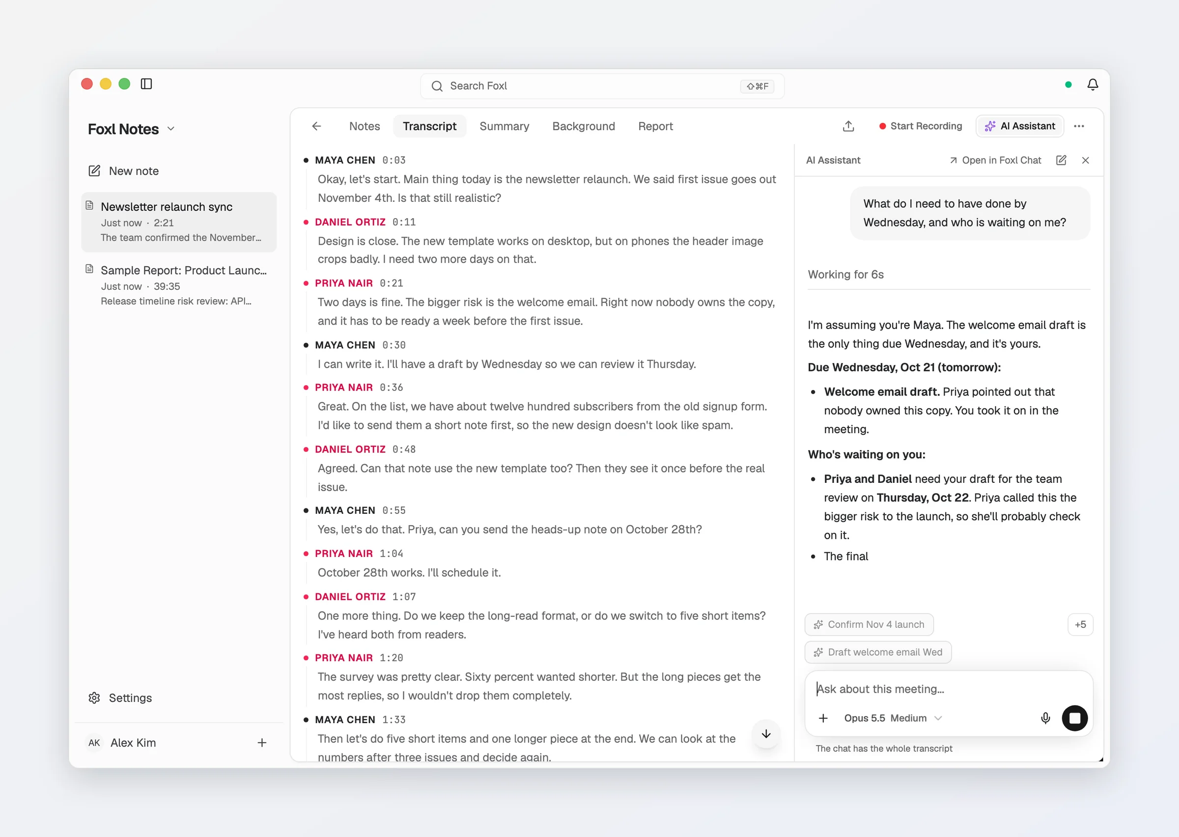 Eine Foxl-Notiz: das Meeting-Transkript, Sprecher für Sprecher, neben dem KI-Assistenten, der beantwortet, was bis Mittwoch fällig ist und wer darauf wartet.