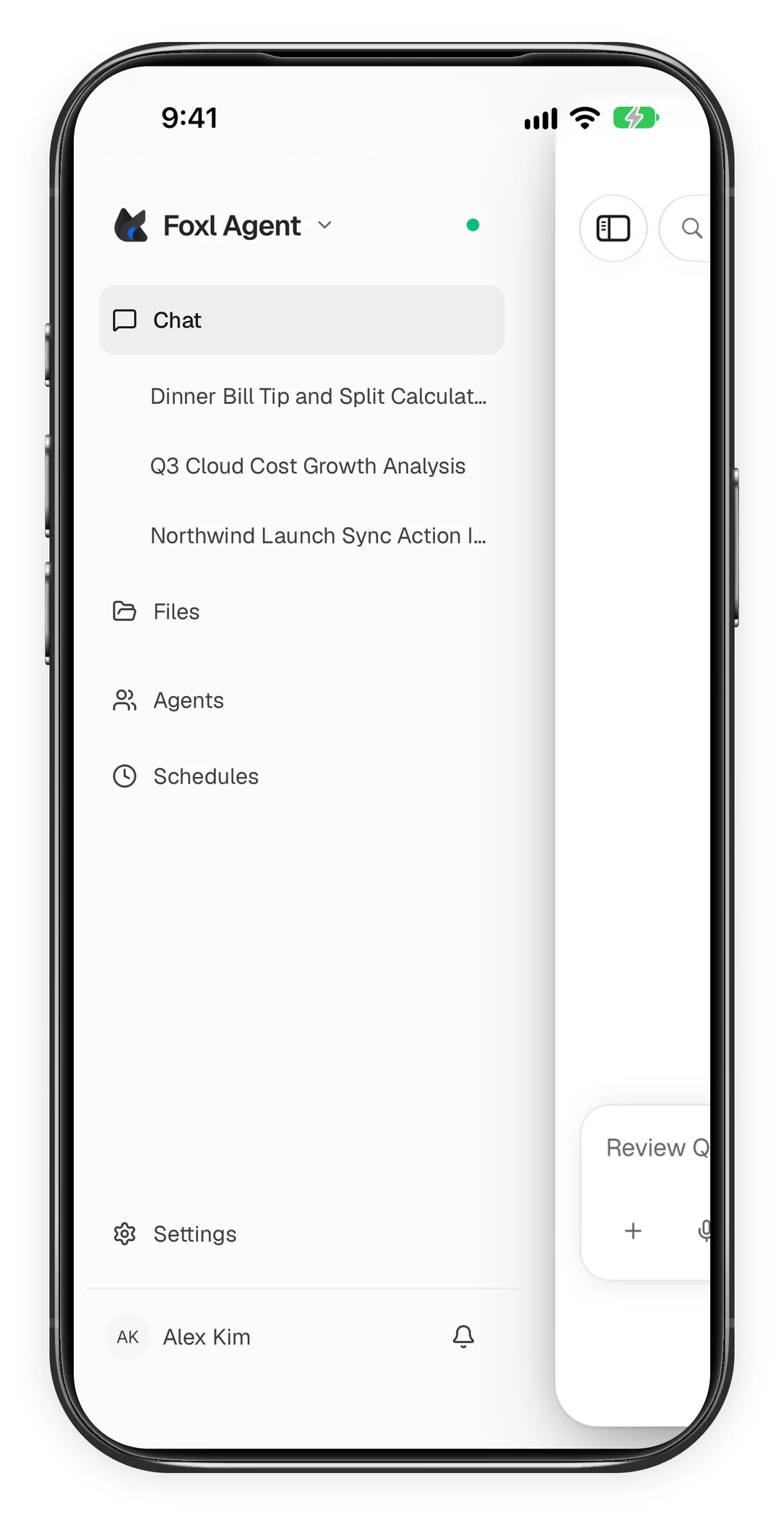 تطبيق Foxl على iPhone متصلًا بجهاز الكمبيوتر.