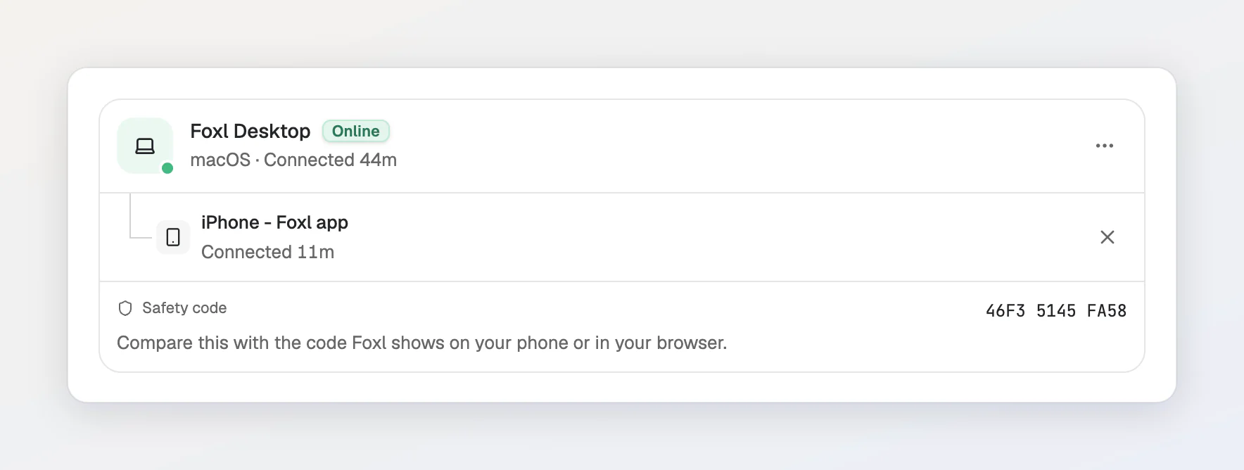 الأجهزة المتصلة في الإعدادات > الجوال/الويب: Foxl Desktop متصل، وتطبيق Foxl على iPhone متصل تحته، ورمز الأمان.